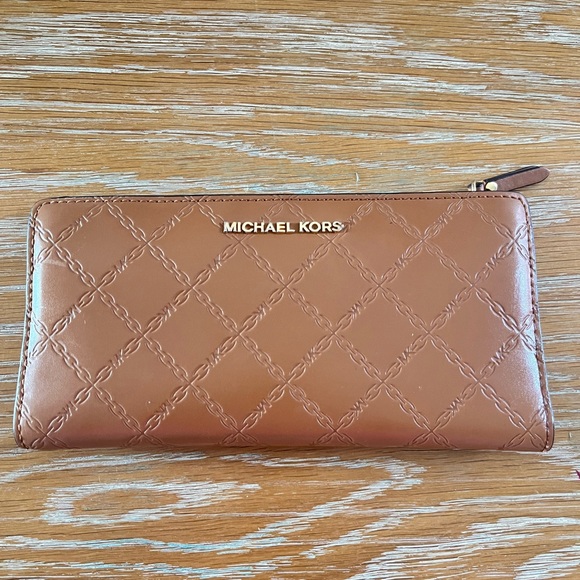Michael Kors Quilted Wallet - Picture 1 of 6